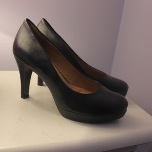 Black orthopedic pumps